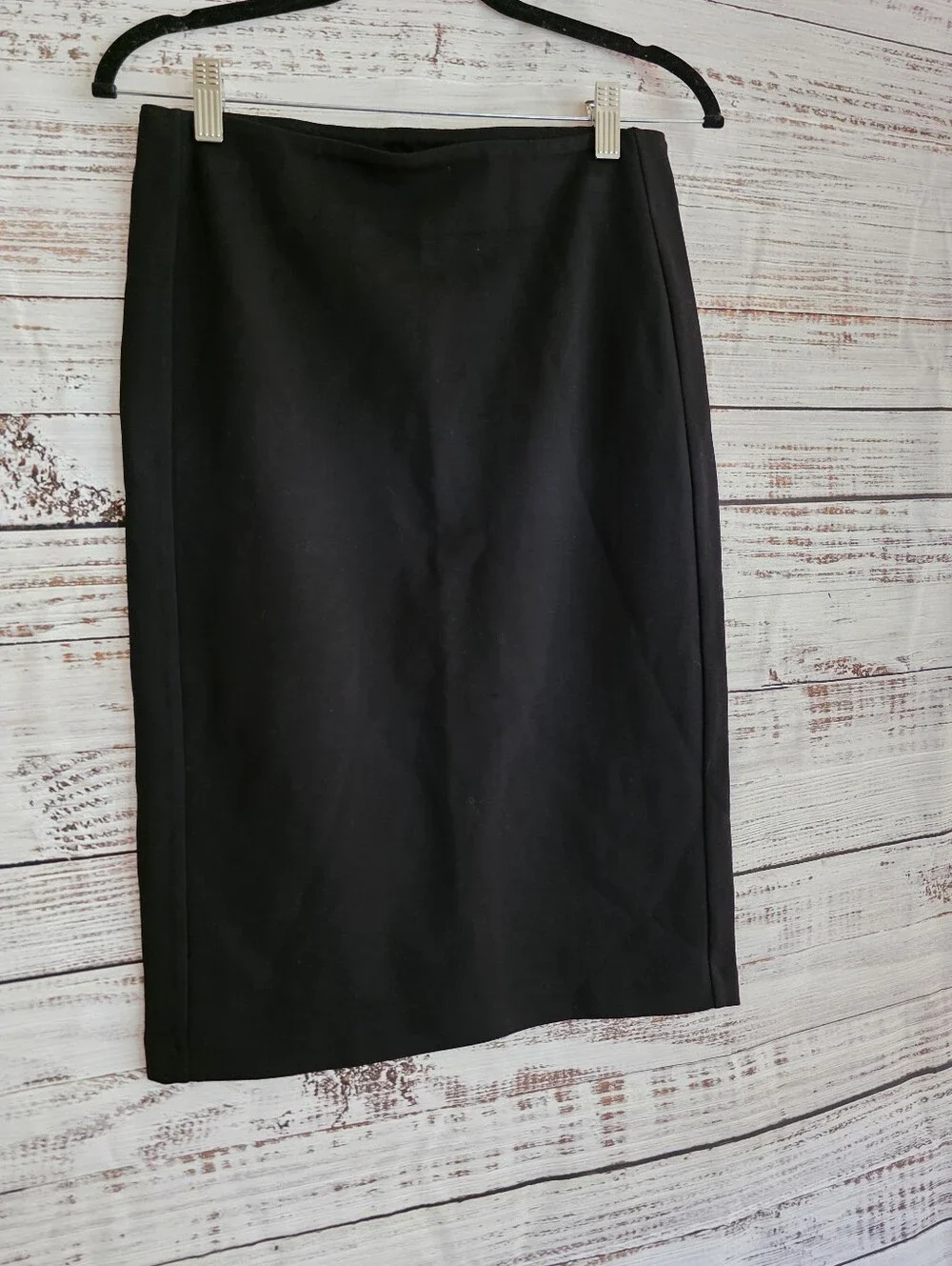 NWT T Tahari Black Pencil Skirt with Sleek Silhouette Size Small